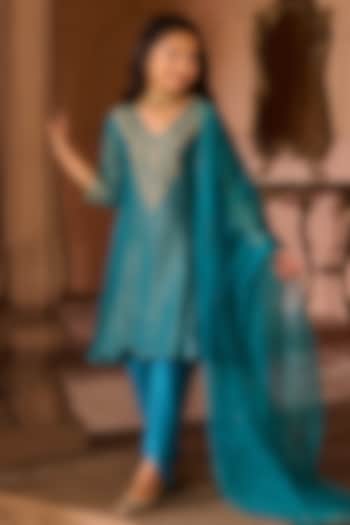 Peacock Blue Crushed Tissue Aari & Mirror Embroidered Kurta Set For Girls by Zoon Tribe Kids at Pernia's Pop Up Shop