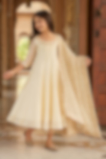 Ivory Chanderi Aari Embroidered Kurta Set For Girls by Zoon Tribe Kids at Pernia's Pop Up Shop