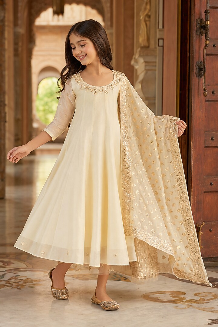 Ivory Chanderi Aari Embroidered Kurta Set For Girls by Zoon Tribe Kids at Pernia's Pop Up Shop