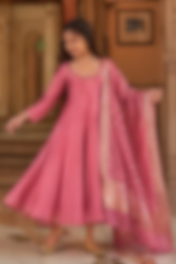 Pink Chanderi Aari Embroidered Kurta Set For Girls by Zoon Tribe Kids at Pernia's Pop Up Shop