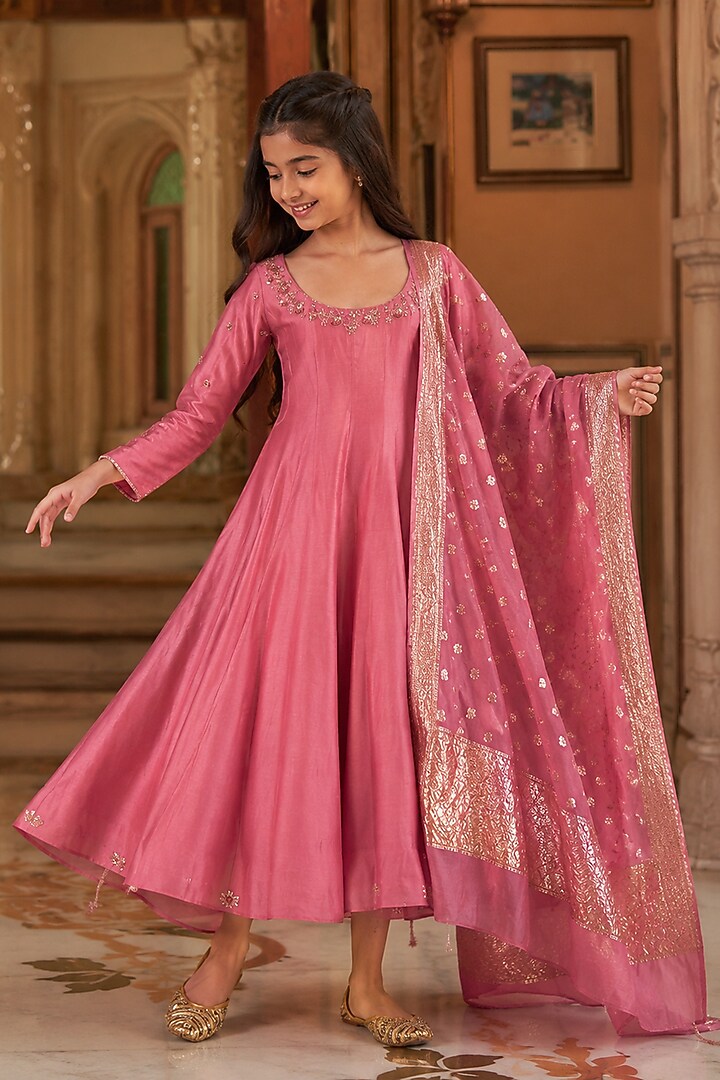 Pink Chanderi Aari Embroidered Kurta Set For Girls by Zoon Tribe Kids at Pernia's Pop Up Shop