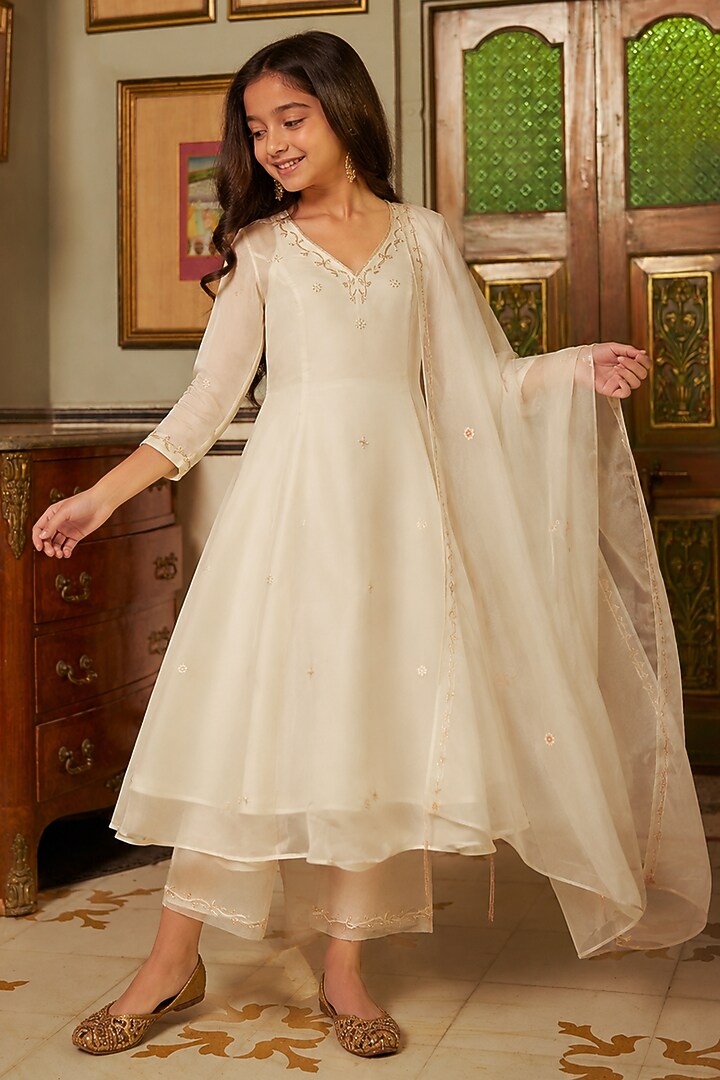 Off-White Satin Aari Embroidered Kurta Set For Girls by Zoon Tribe Kids at Pernia's Pop Up Shop