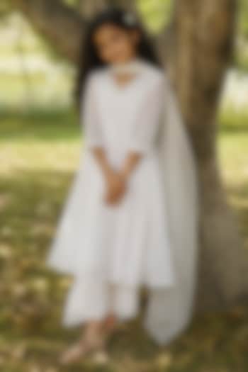 Off-White Pure Chanderi Aari Hand Embroidered Anarkali Set For Girls by Zoon Tribe Kids at Pernia's Pop Up Shop