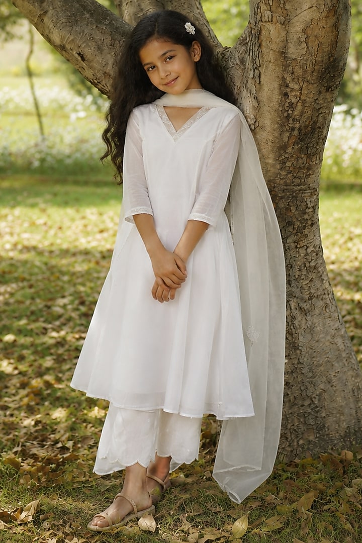 Off-White Pure Chanderi Aari Hand Embroidered Anarkali Set For Girls by Zoon Tribe Kids at Pernia's Pop Up Shop