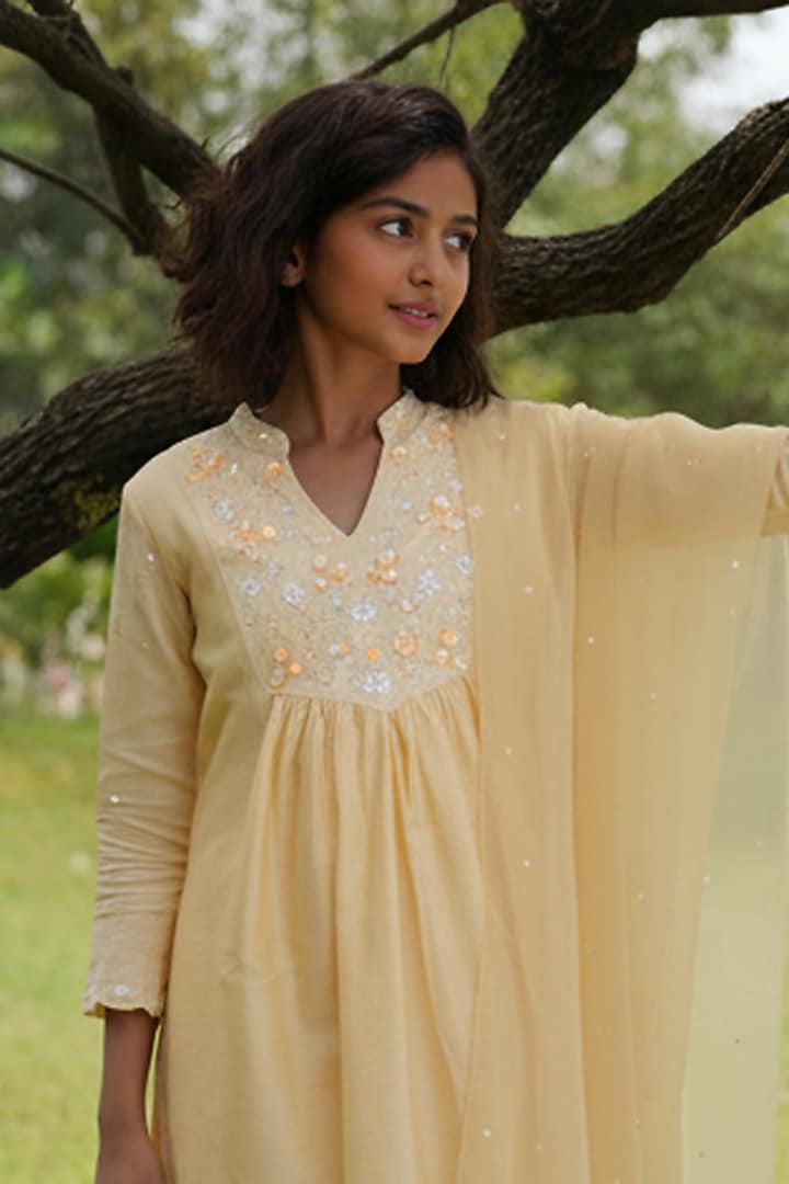 Yellow Pure Chanderi Aari Hand Embroidered Kurta Set For Girls by Zoon Tribe Kids at Pernia's Pop Up Shop