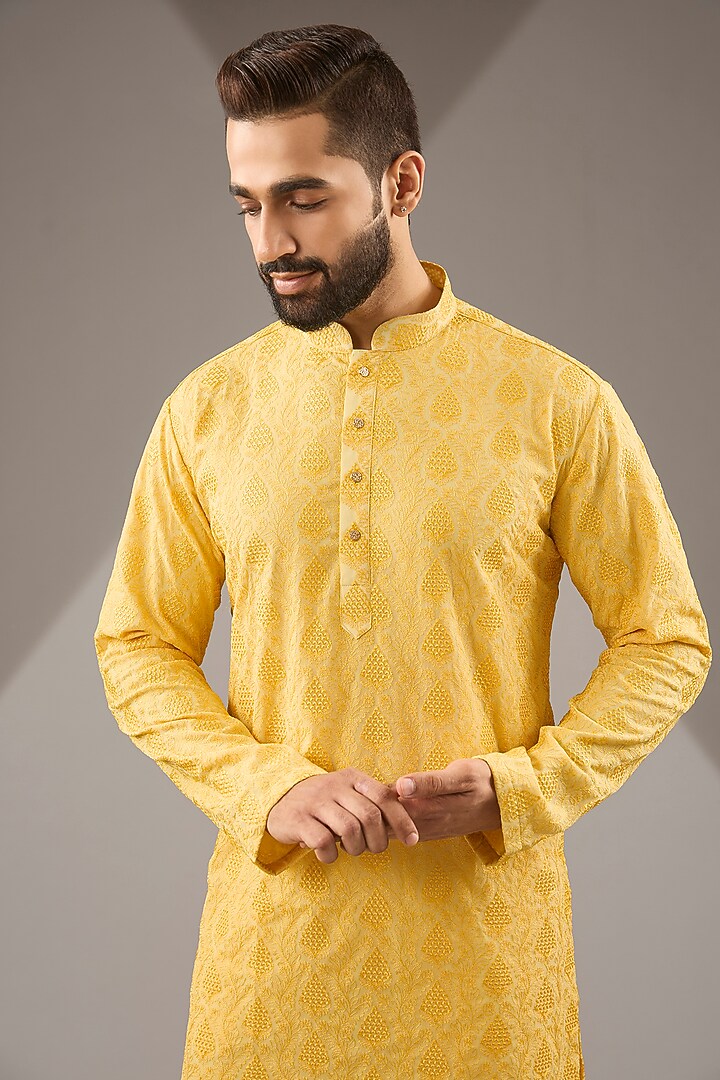 Yellow Banarasi Cotton Silk Thread Embroidered Kurta Set by Zoop Men at Pernia's Pop Up Shop