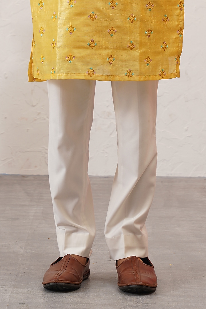 Yellow Banarasi Cotton Silk Thread Embroidered Kurta Set by Zoop Men at Pernia's Pop Up Shop