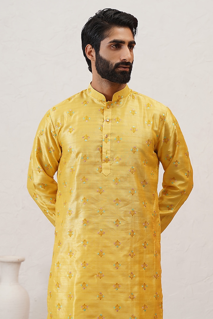 Yellow Banarasi Cotton Silk Thread Embroidered Kurta Set by Zoop Men at Pernia's Pop Up Shop