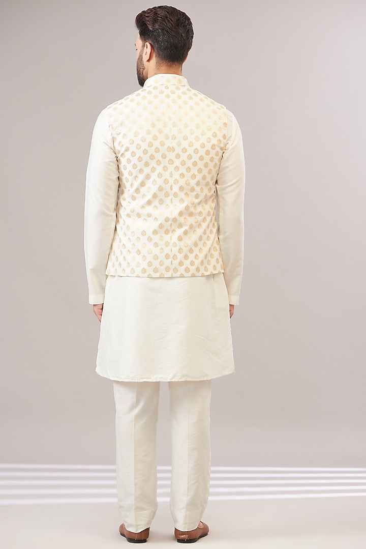White Chanderi Silk Embroidered Bundi Set by Zoop Men at Pernia's Pop Up Shop