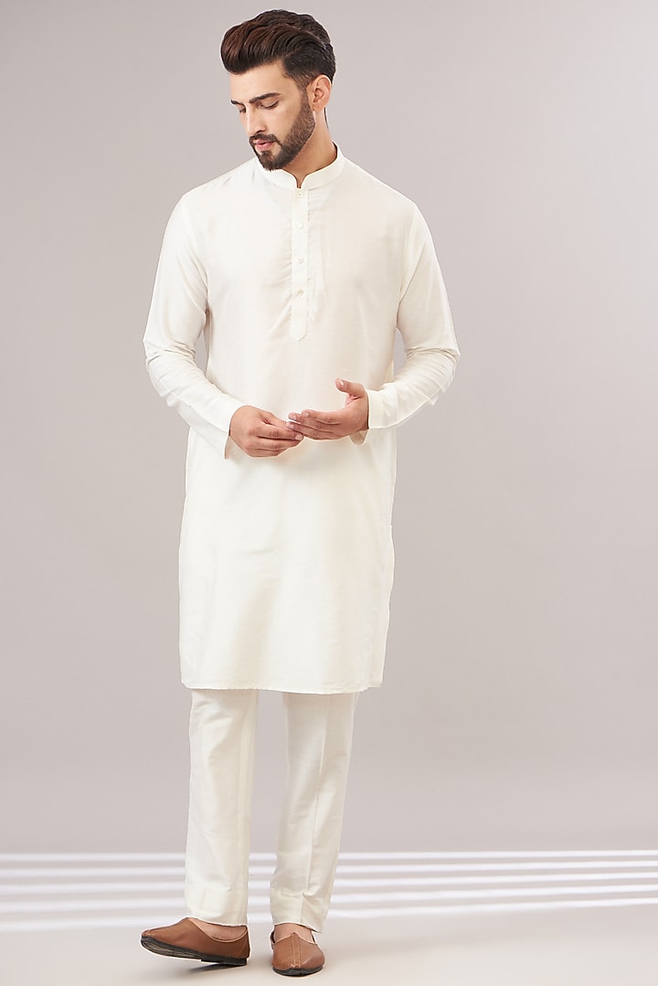 White Chanderi Silk Embroidered Bundi Set by Zoop Men at Pernia's Pop Up Shop