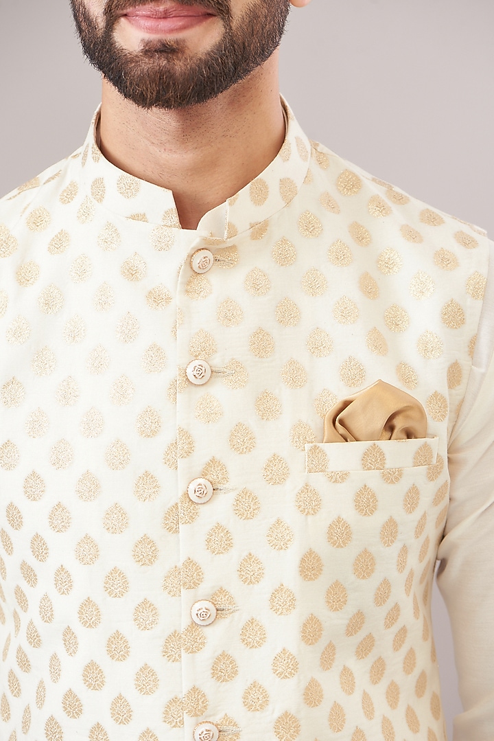 White Chanderi Silk Embroidered Bundi Set by Zoop Men at Pernia's Pop Up Shop