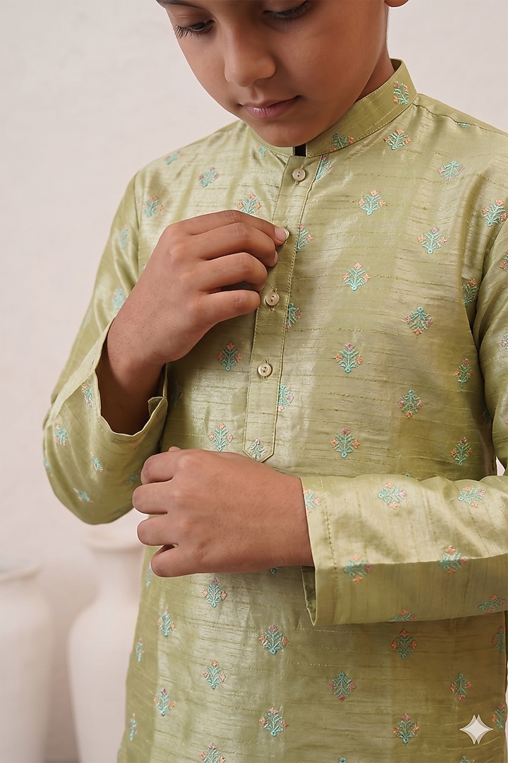 Green Banarasi Cotton Silk Thread Embroidered Kurta Set For Boys by Zoop Kids at Pernia's Pop Up Shop