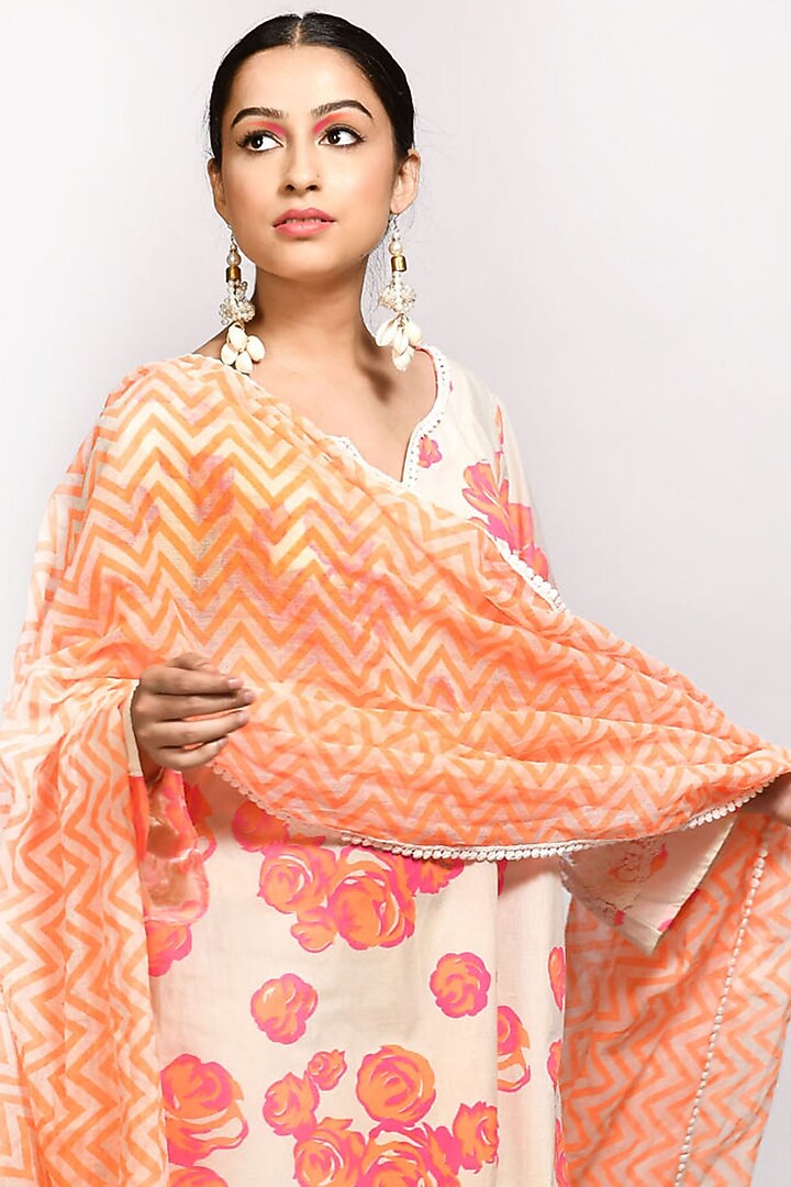 White Floral Screen Printed Kurta Set by Zumaira The Label at Pernia's Pop Up Shop
