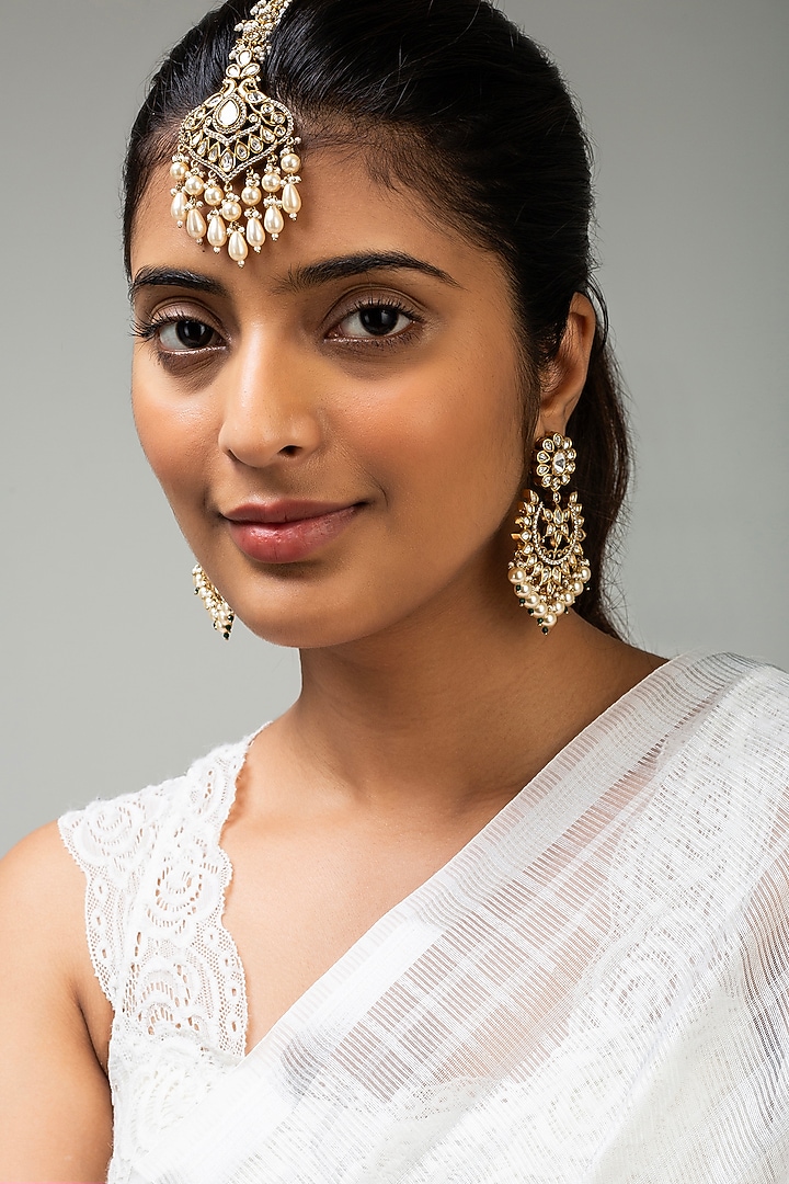 Gold Finish White Kundan Polki Maang Tikka by Zevar King at Pernia's Pop Up Shop