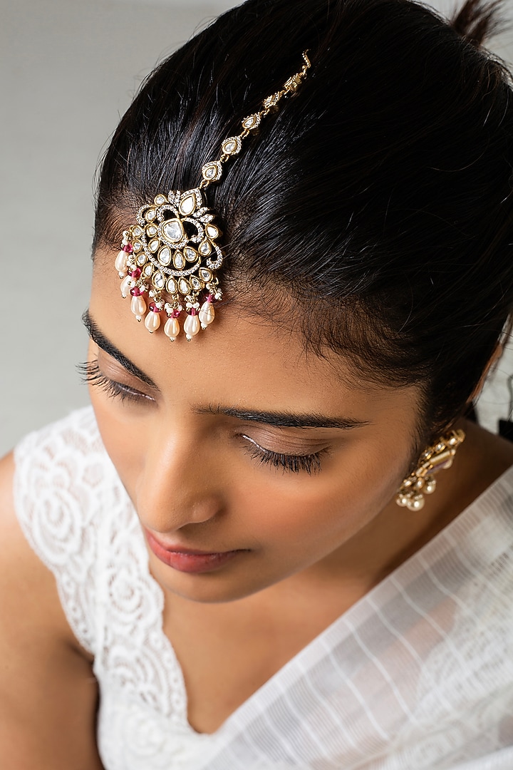 God Finish Red Kundan Polki Maangtikka by Zevar King at Pernia's Pop Up Shop