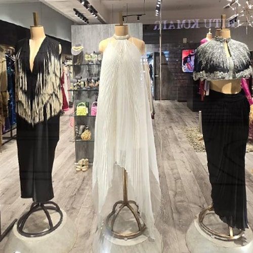 product-image-https://img.perniaspopupshop.com/store-locator-v2/uploads/Deskstop_and_mobile_01_min_DLF_b39b1ce984.jpg