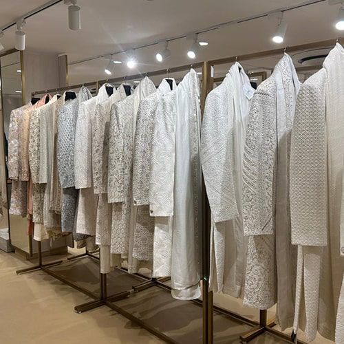 product-image-https://img.perniaspopupshop.com/store-locator-v2/uploads/Deskstop_and_mobile_02_IHE_Men_min_0234119351.jpg