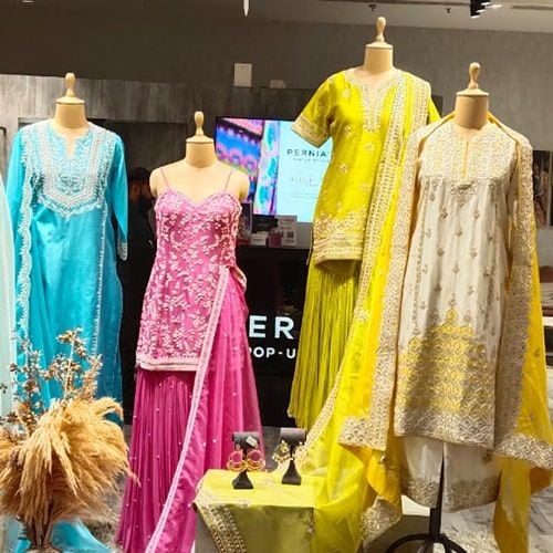 product-image-https://img.perniaspopupshop.com/store-locator-v2/uploads/Deskstop_and_mobile_02_min_DLF_e53dd930d7.jpg