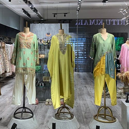 product-image-https://img.perniaspopupshop.com/store-locator-v2/uploads/Deskstop_and_mobile_07_min_DLF_98d273411f.jpg