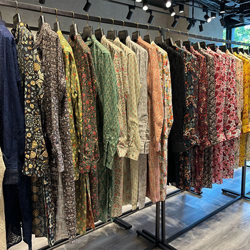 product-image-https://img.perniaspopupshop.com/store-locator-v2/uploads/Desktop_and_Mobile_2_ee9bf6f17f.jpg