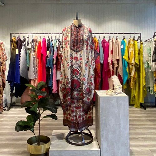 product-image-https://img.perniaspopupshop.com/store-locator-v2/uploads/Desktop_and_Mobile_2_min_Beng_f4e9471384.jpg