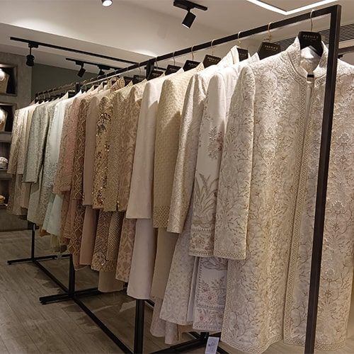 product-image-https://img.perniaspopupshop.com/store-locator-v2/uploads/Desktop_and_Mobile_4_min_Bandra_Men_5a2ffb3e5a.jpg