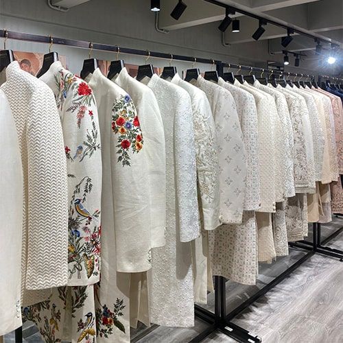 product-image-https://img.perniaspopupshop.com/store-locator-v2/uploads/Desktop_and_Mobile_4_min_Beng_f92a550955.jpg
