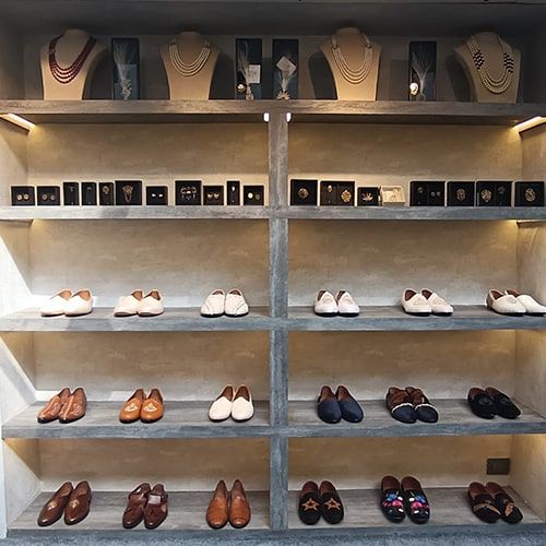 product-image-https://img.perniaspopupshop.com/store-locator-v2/uploads/Desktop_and_Mobile_6_min_Bandra_Men_98153b724e.jpg
