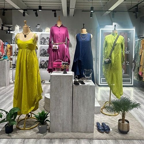 product-image-https://img.perniaspopupshop.com/store-locator-v2/uploads/Desktop_and_Mobile_6_min_Beng_0e094b73f4.jpg
