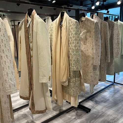 product-image-https://img.perniaspopupshop.com/store-locator-v2/uploads/Desktop_and_Mobile_8_6f09b6f40c.jpg