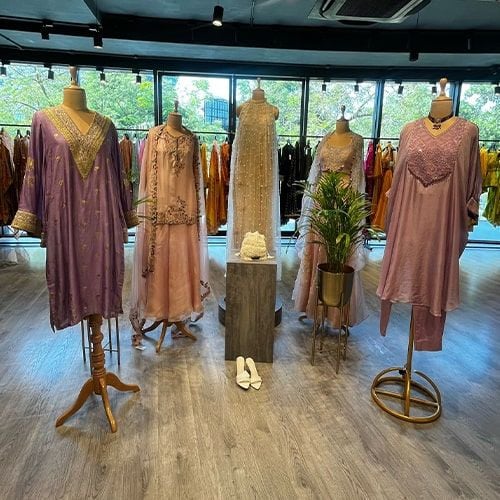 product-image-https://img.perniaspopupshop.com/store-locator-v2/uploads/Desktop_and_Mobile_8_min_Ahm_80c6701922.jpg