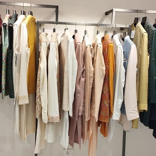 product-image-https://img.perniaspopupshop.com/store-locator-v2/uploads/deskstop_and_mobile_02_min_KGMEN_ad347ed18c.jpg