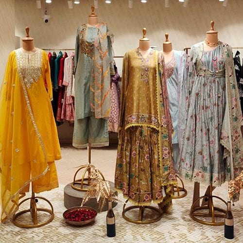 product-image-https://img.perniaspopupshop.com/store-locator-v2/uploads/deskstop_and_mobile_03_min_HYD_e35ea0e6db.jpg