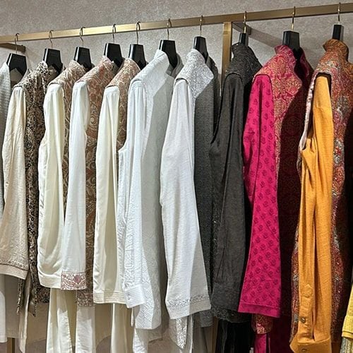 product-image-https://img.perniaspopupshop.com/store-locator-v2/uploads/deskstop_and_mobile_03_min_Juhu_Men_9da38d796e.jpg
