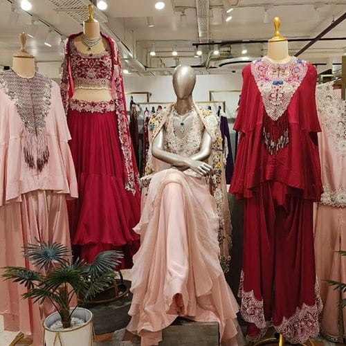 product-image-https://img.perniaspopupshop.com/store-locator-v2/uploads/deskstop_and_mobile_04_min_HYD_fcbecae4f3.jpg