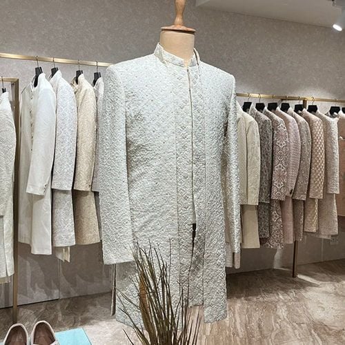 product-image-https://img.perniaspopupshop.com/store-locator-v2/uploads/deskstop_and_mobile_04_min_Juhu_Men_e0d3f562fd.jpg
