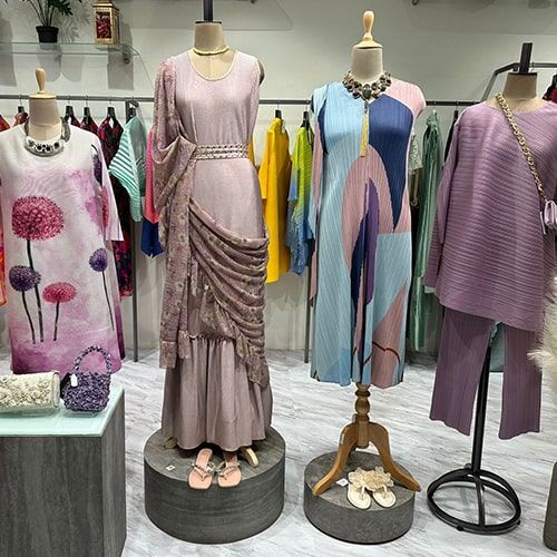 product-image-https://img.perniaspopupshop.com/store-locator-v2/uploads/deskstop_and_mobile_04_min_Juhu_W_65249b6280.jpg