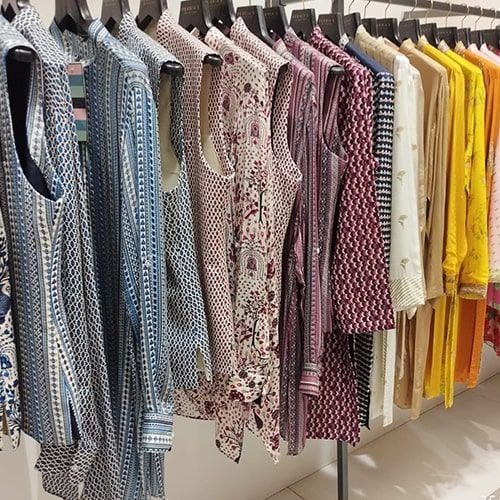product-image-https://img.perniaspopupshop.com/store-locator-v2/uploads/deskstop_and_mobile_04_min_KGMEN_08ca91f166.jpg