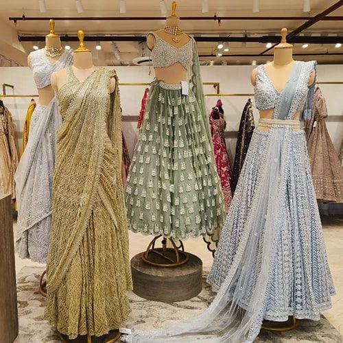 product-image-https://img.perniaspopupshop.com/store-locator-v2/uploads/deskstop_and_mobile_05_min_HYD_e19de3ff05.jpg