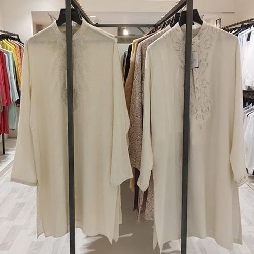 product-image-https://img.perniaspopupshop.com/store-locator-v2/uploads/deskstop_and_mobile_06_min_KGMEN_4af6fff559.jpg