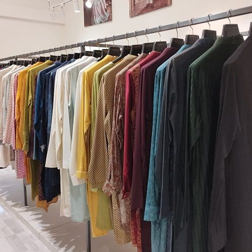 product-image-https://img.perniaspopupshop.com/store-locator-v2/uploads/deskstop_and_mobile_078jpg_min_KGMEN_858727eb5a.jpg