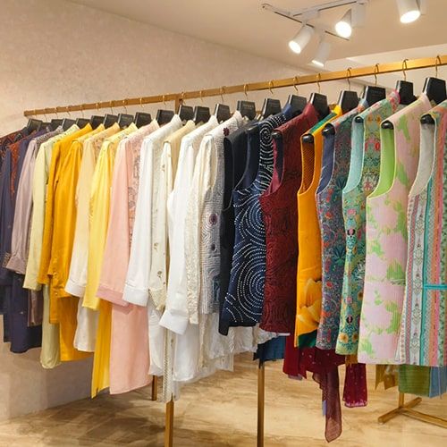 product-image-https://img.perniaspopupshop.com/store-locator-v2/uploads/deskstop_and_mobile_08_min_Juhu_Men_10a83accc2.jpg