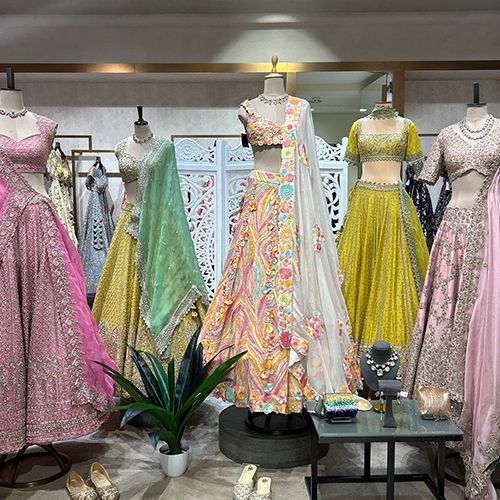 product-image-https://img.perniaspopupshop.com/store-locator-v2/uploads/desktop_and_mobile_02_KG_Women_2b55f7a93c.jpg