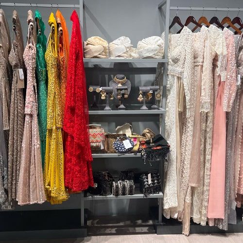 product-image-https://img.perniaspopupshop.com/store-locator-v2/uploads/desktop_and_mobile_02_min_LONDON_65c6106182.jpg