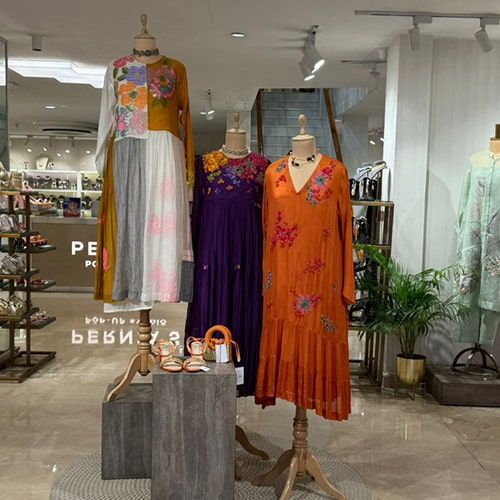 product-image-https://img.perniaspopupshop.com/store-locator-v2/uploads/desktop_and_mobile_02_min_MEHRAULI_dbb1167793.jpg