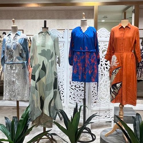 product-image-https://img.perniaspopupshop.com/store-locator-v2/uploads/desktop_and_mobile_04_KG_Women_86458287d8.jpg