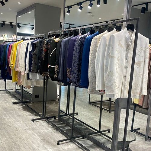 product-image-https://img.perniaspopupshop.com/store-locator-v2/uploads/desktop_and_mobile_04_min_KO_Lmen_db1342b2c8.jpg