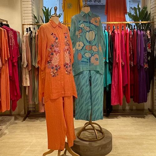 product-image-https://img.perniaspopupshop.com/store-locator-v2/uploads/desktop_and_mobile_06_KG_Women_36ab6fd4d6.jpg
