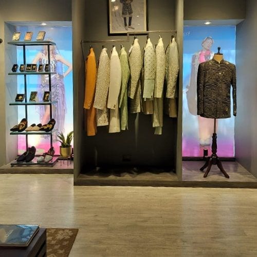product-image-https://img.perniaspopupshop.com/store-locator-v2/uploads/desktop_and_mobile_07_min_KO_Lmen_9350c42fc4.jpg
