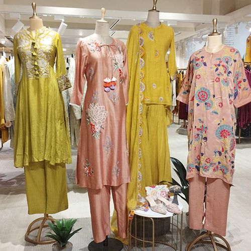 product-image-https://img.perniaspopupshop.com/store-locator-v2/uploads/desktop_and_mobile_08_KG_Women_ba29379771.jpg